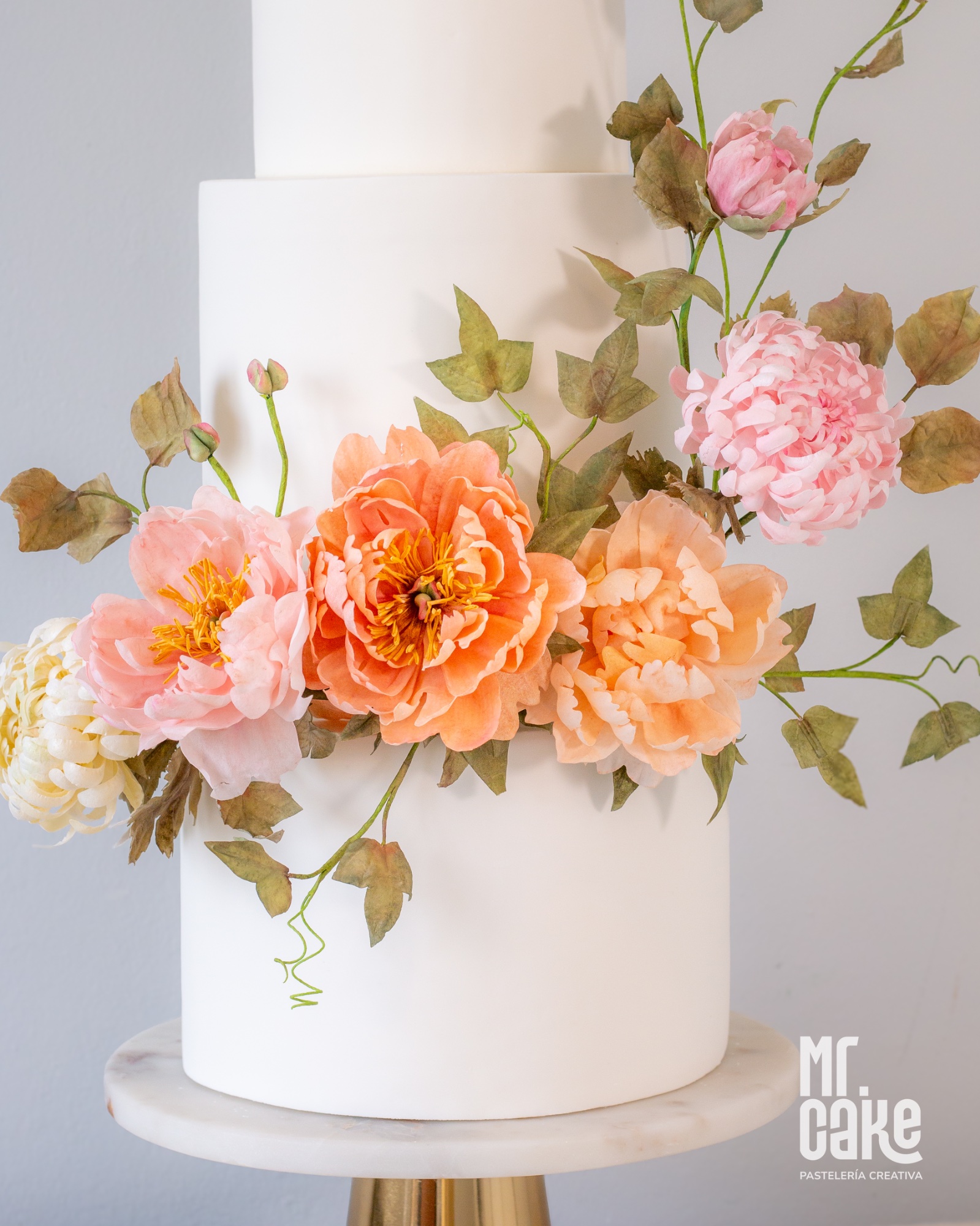 Wedding cake with hand-crafted wafer paper peonies in coral, blush and ivory — Mr. Cake Pastelería Creativa
