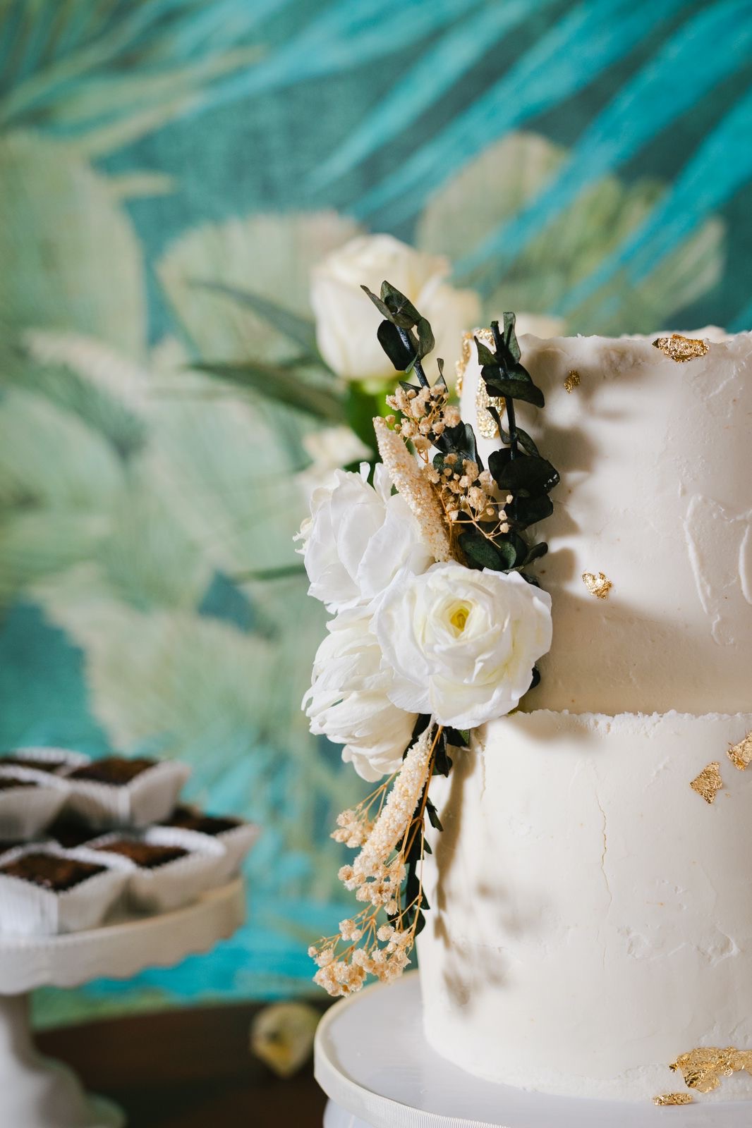 Two-tier wedding cake with white wafer paper roses and preserved foliage — Mr. Cake Pastelería Creativa
